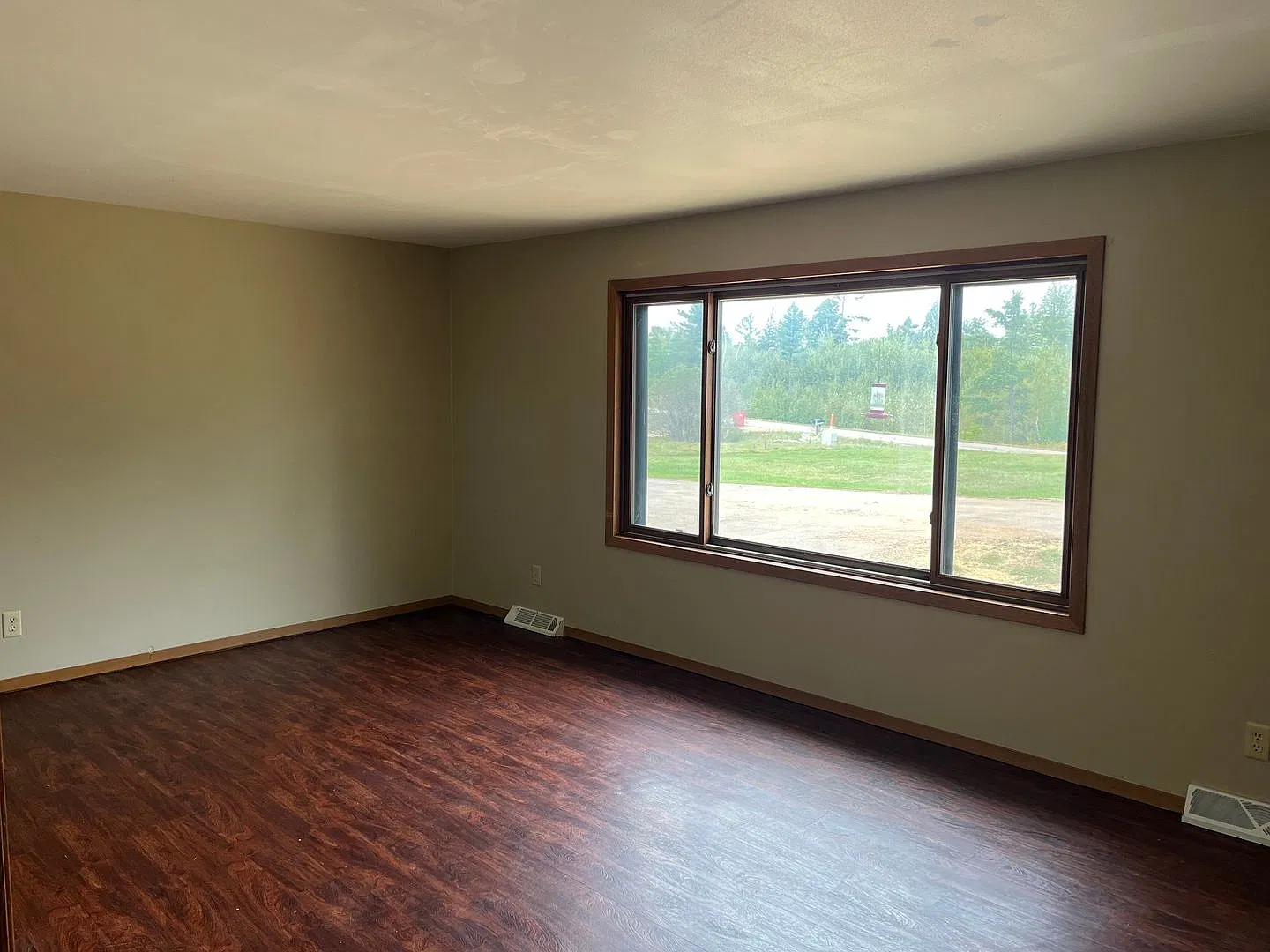 3 Bed 1 Bath Single Family Home in Lily — Photo 4