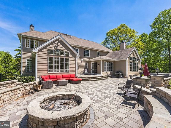 5th image of 1115 Oak Hollow Dr