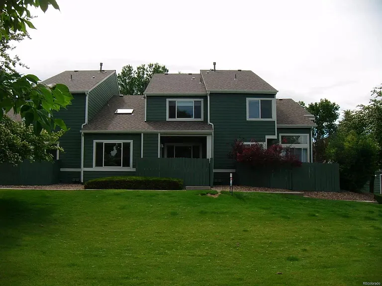 View from outside. Middle unit.