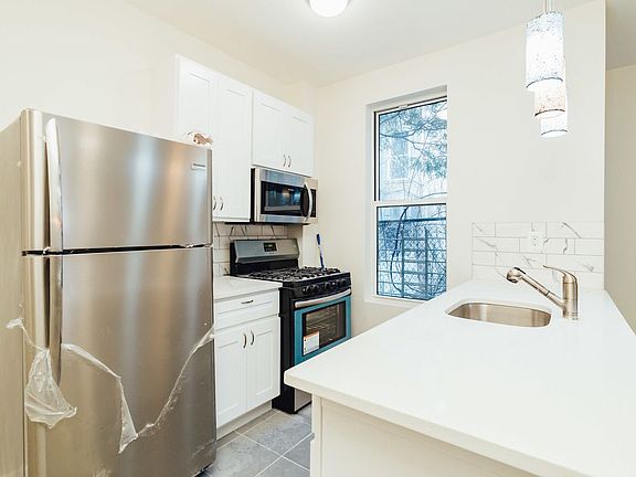 5th image of 266 Linden St #1