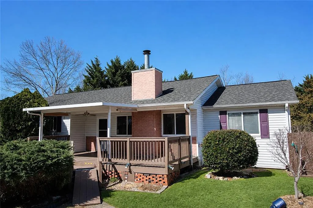1 bed, 1.0 bath, 990 sqft, $750 — Photo 1