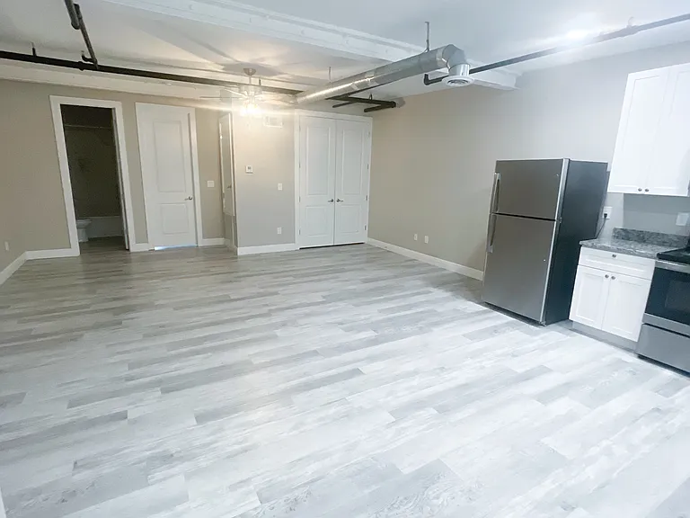 902 Howard Ave #14 — Photo 4
