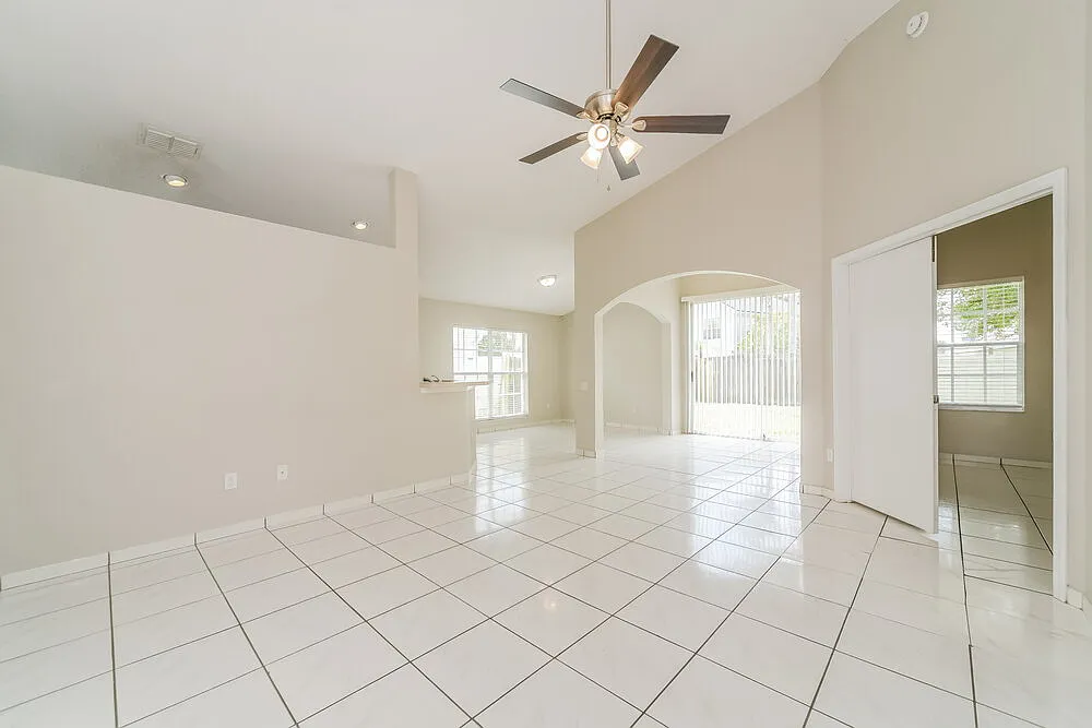 3 bed, 2.0 bath, 1404 sqft, $2,215 — Photo 4
