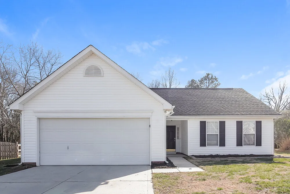 3 bed, 2.0 bath, 1129 sqft, $2,560 — Photo 1