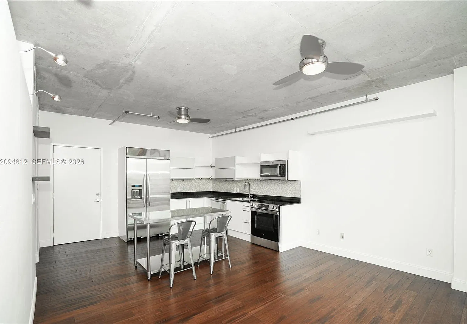 Neo Vertika Condo — Photo 2