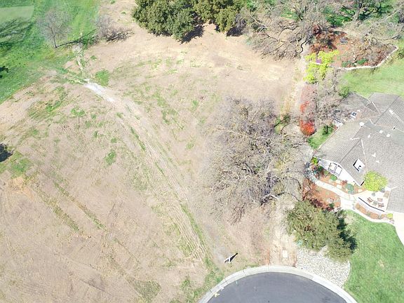 4th image of 44095 Greenview Dr