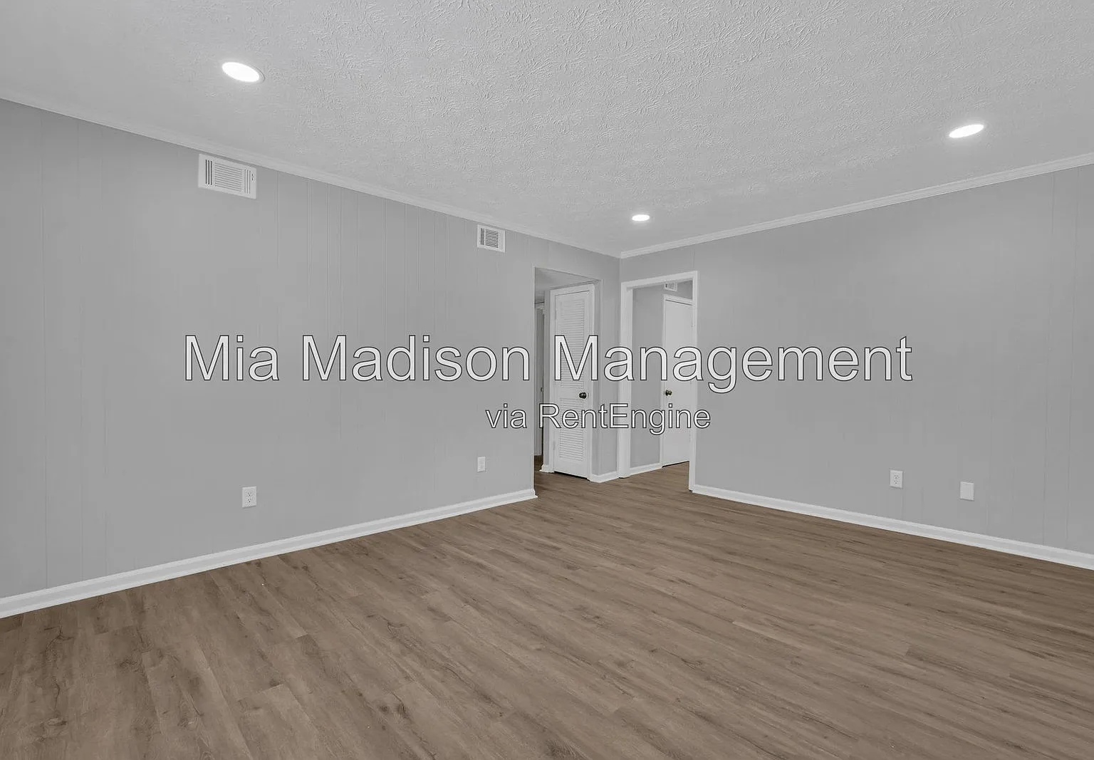 111 E Mell St — Photo 4
