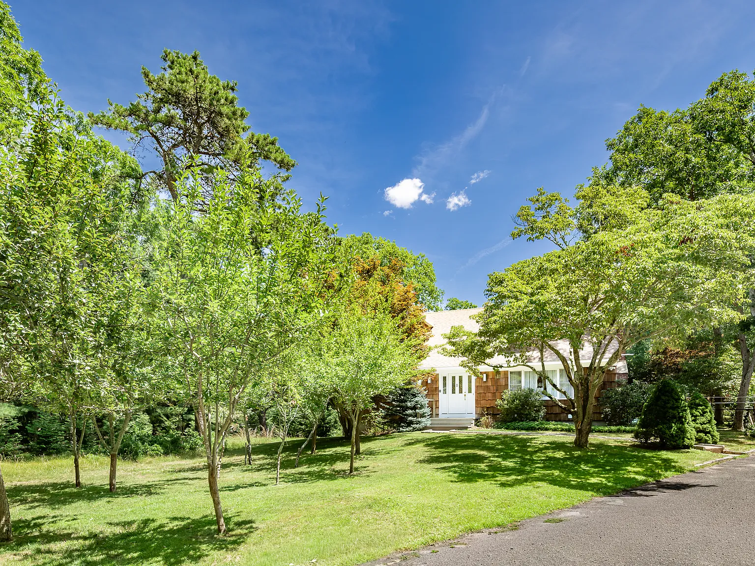 Serenity in East Hampton North — Photo 3