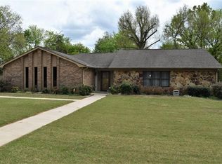 121 Kensington Dr, Florence, AL 35633