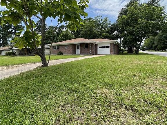 2nd image of 1004 Oak Dr