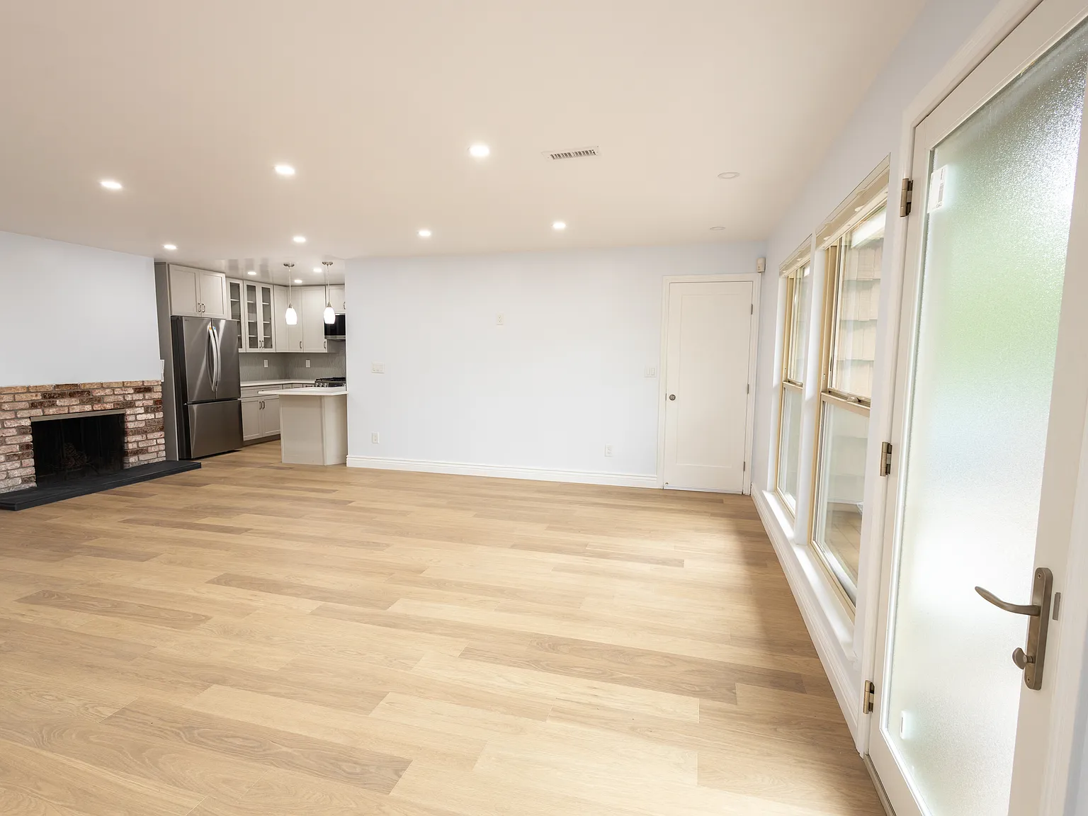 2 bed, 1050 sqft, $4,000 — Photo 4