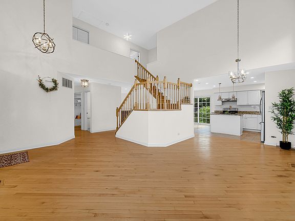 3rd image of 589 Marseilles Cir