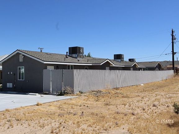 3rd image of 915 W Dolphin Ave