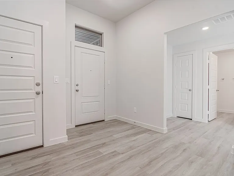 2060 Acacia Ln — Photo 3