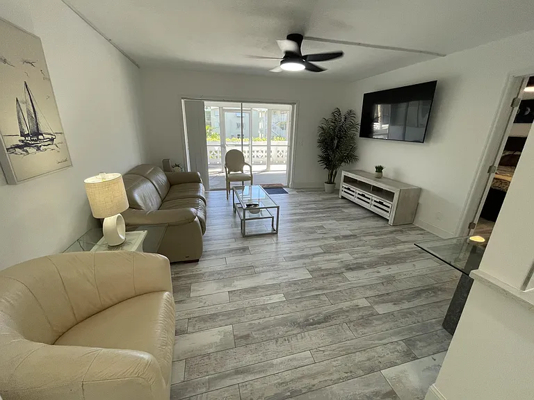 209 SE 6th St #11 — Photo 6