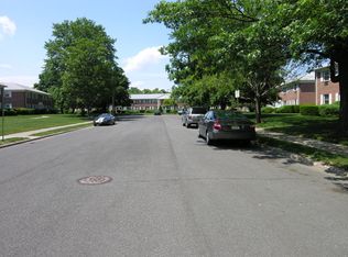 15 Manchester Ct, Wayne, NJ 07470