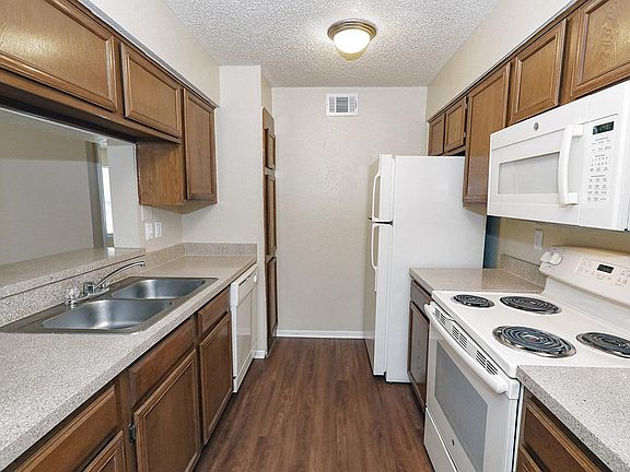 5th image of 2535 Marsh Ln #1107