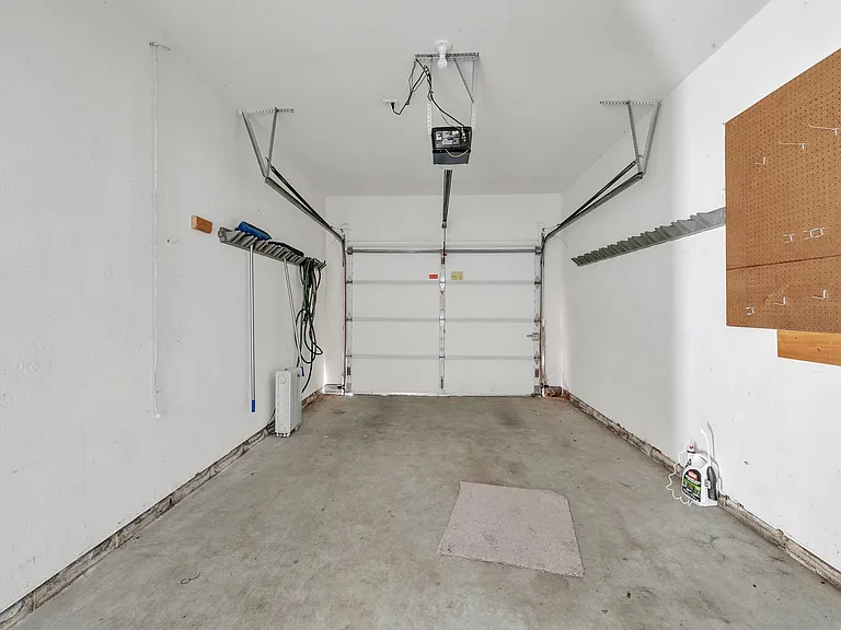 2322 Charing Cross Rd — Photo 31