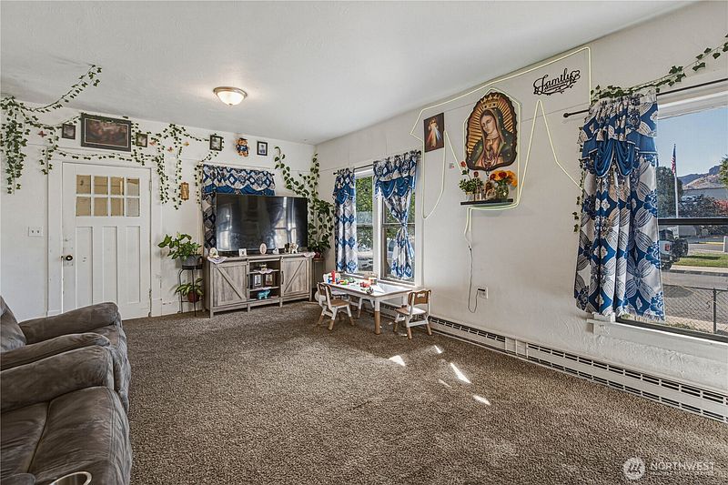 4th image of 613 -615 Alaska St.