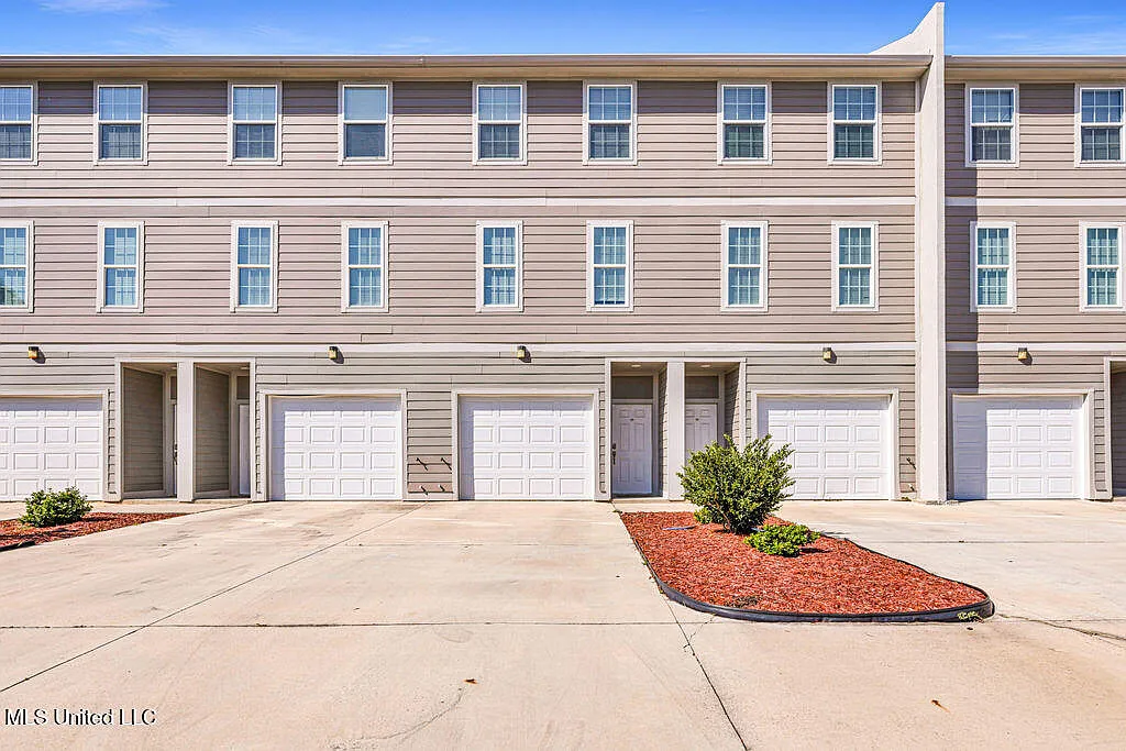 2 bed, 2.5 bath, 1500 sqft, $2,970 — Photo 2