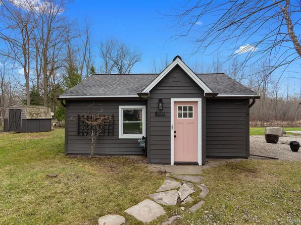 5145 Oakcliff Dr, Waterford, MI 48327