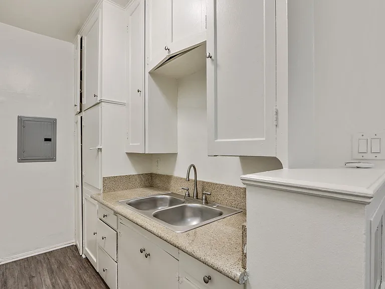 232 S Reeves Dr — Photo 1