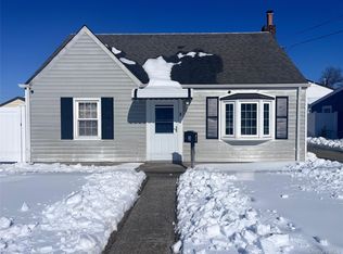 3 Birch Ct E, Farmingdale, NY 11735