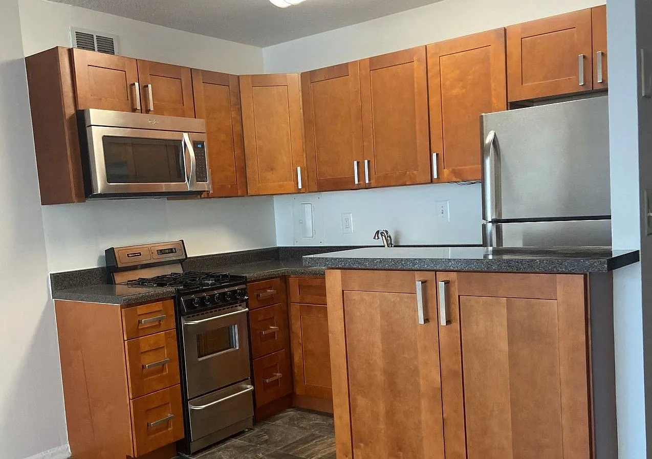 Windsor House Apartments — Photo 3
