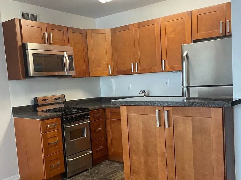 Windsor House Apartments — Photo 3