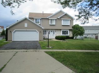 4 Magnolia Ct, Streamwood, IL 60107