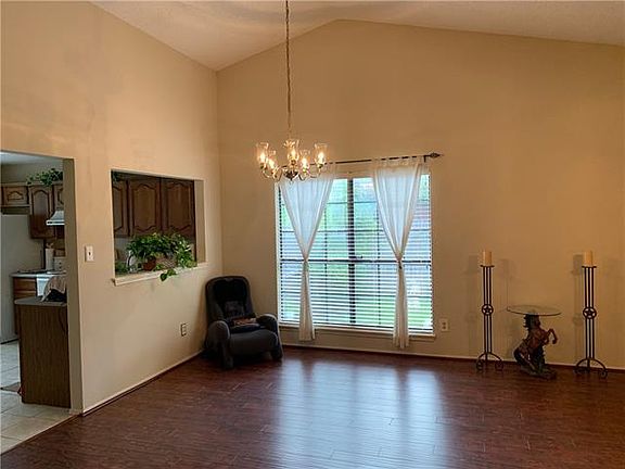 5th image of 2022 Valley Creek Dr