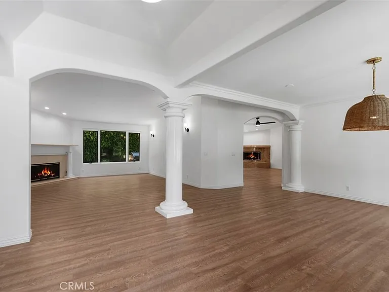600 Cliff Dr — Photo 2
