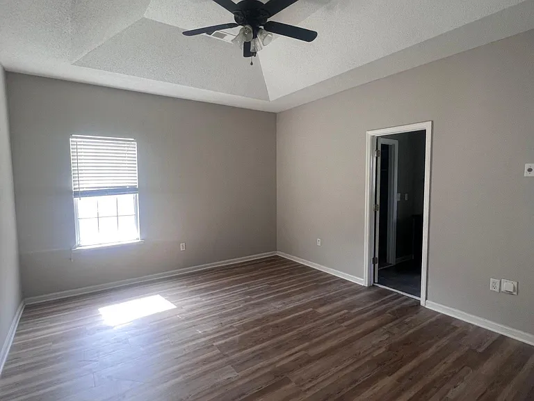 124 Parklane Pl — Photo 2