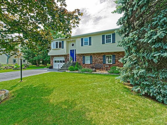 3rd image of 32 Chesterwood Ct