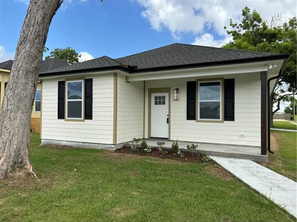 2201 Venus Pl, Violet, LA 70092