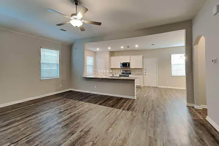 4 bed, 2.0 bath, 1724 sqft, $2,200 — Photo 4