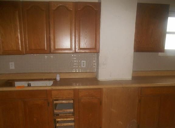 3rd image of 924 E Chittenden Ave