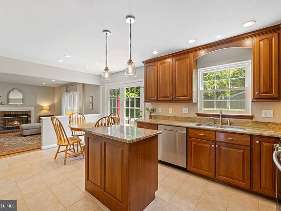 5th image of 7198 Mosby Dr