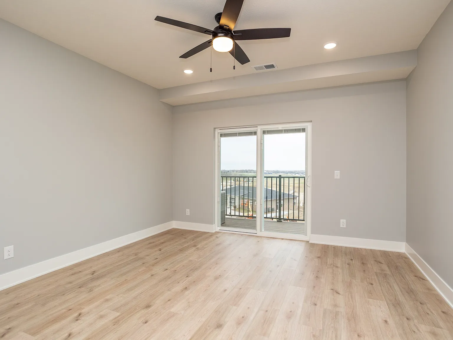 2 bed, 1072 sqft, $1,599 — Photo 2