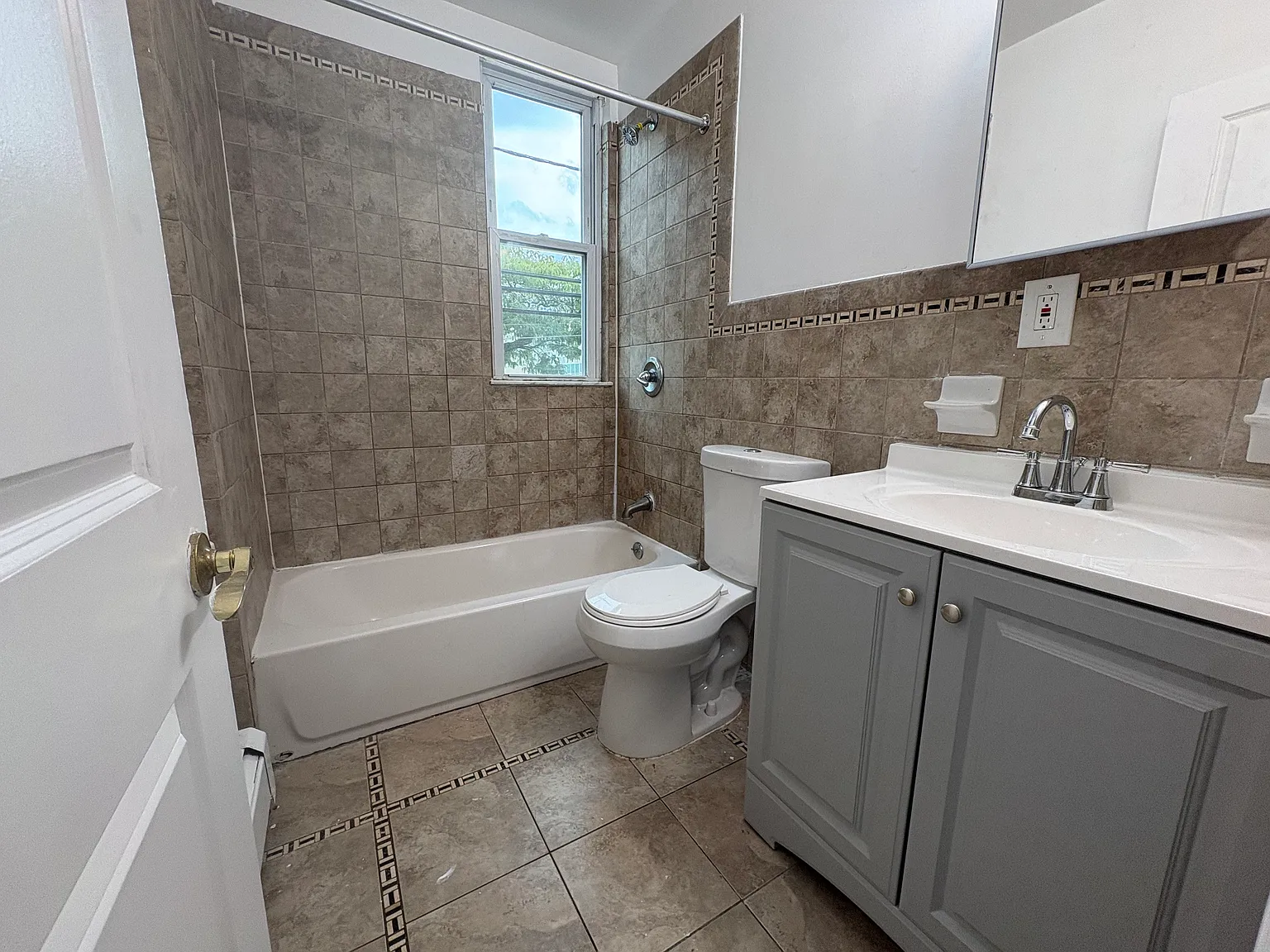3 bed, 1200 sqft, $2,295 — Photo 4