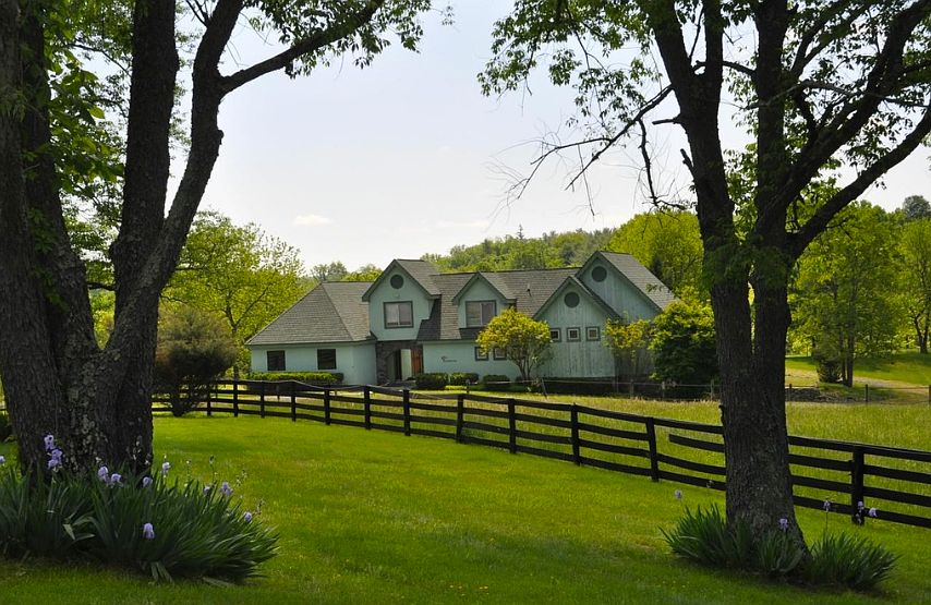 View from drive way. Apt is the entire upstairs.