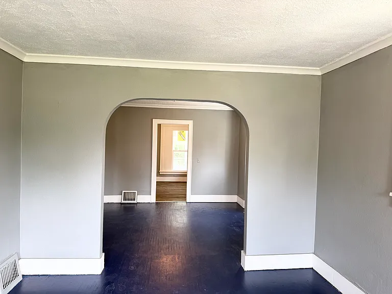 1922 N Ellis St — Photo 2