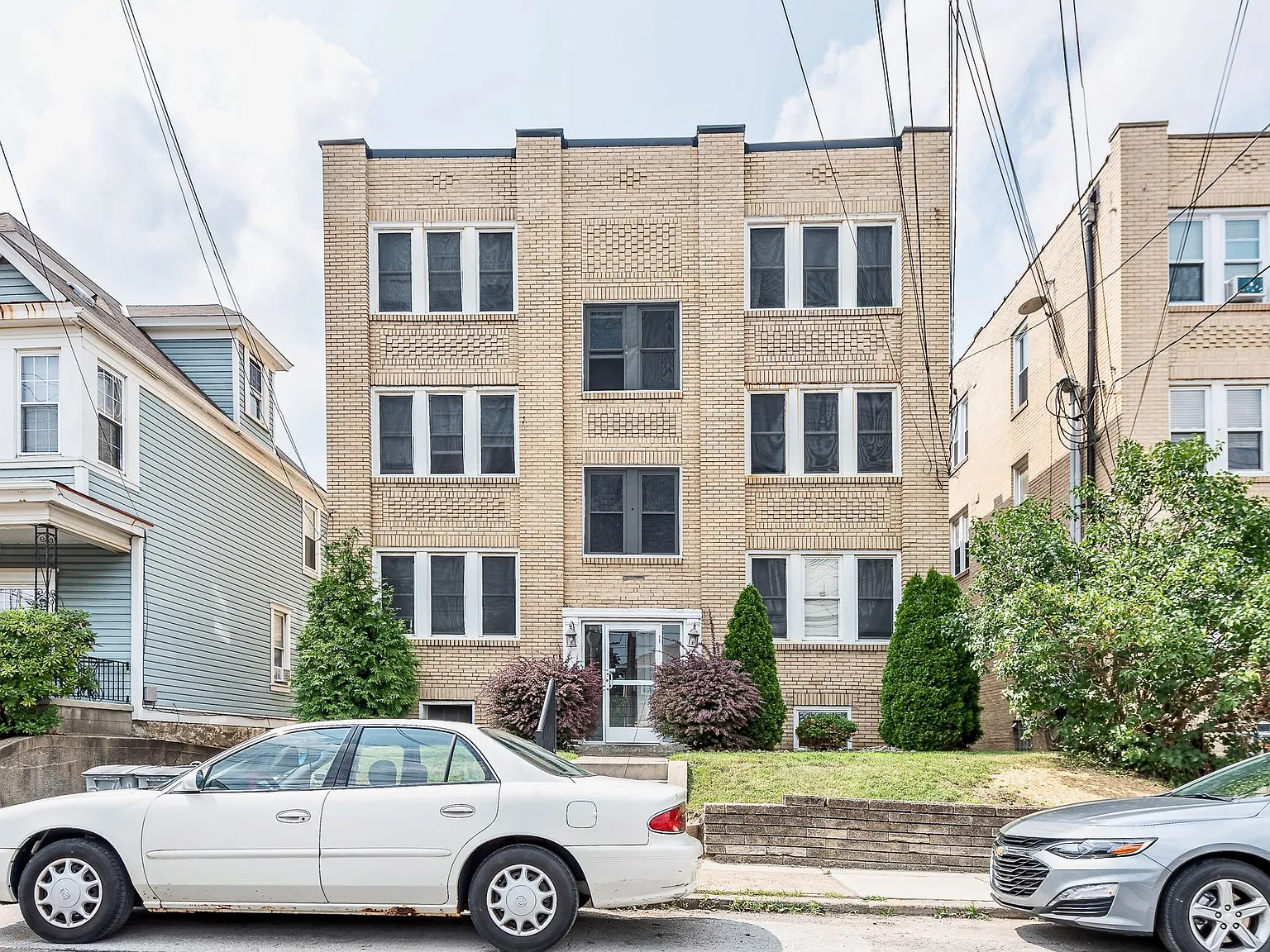 Spacious 1 Bedroom Apartments * On the T Stop * Pet Friendly * Renovated and Spacious * Available... — Photo 1