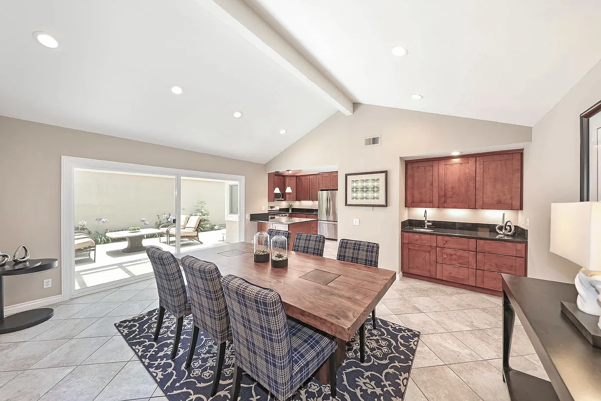 Dining room with wet bar, 10 ft sliding glass door to patio yard and kitchen access. Crrently used as family room. - 926 Lake St