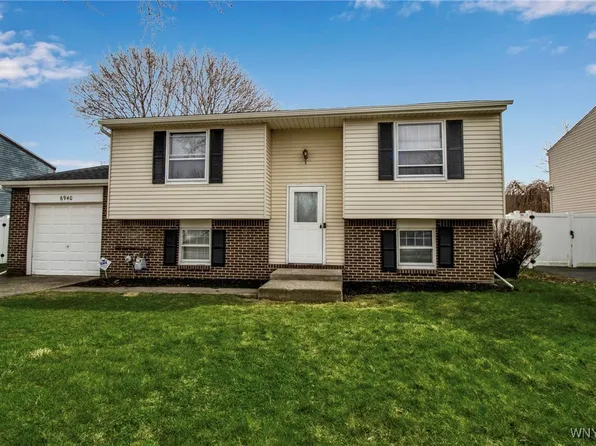 6940 Academy Ln, Lockport, NY 14094