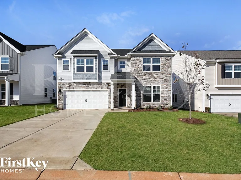 565 Hillpark Ln — Photo 1