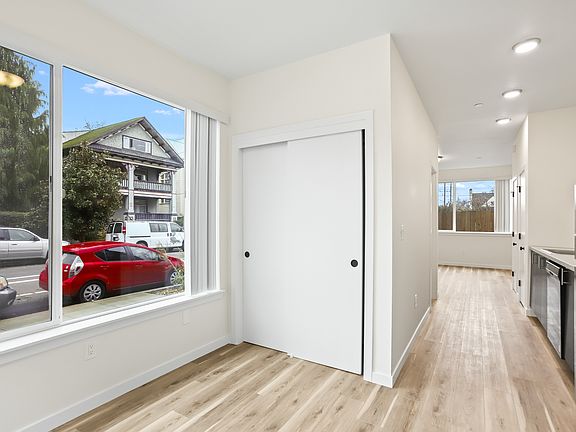 4th image of 4383 N Vancouver Ave #4391