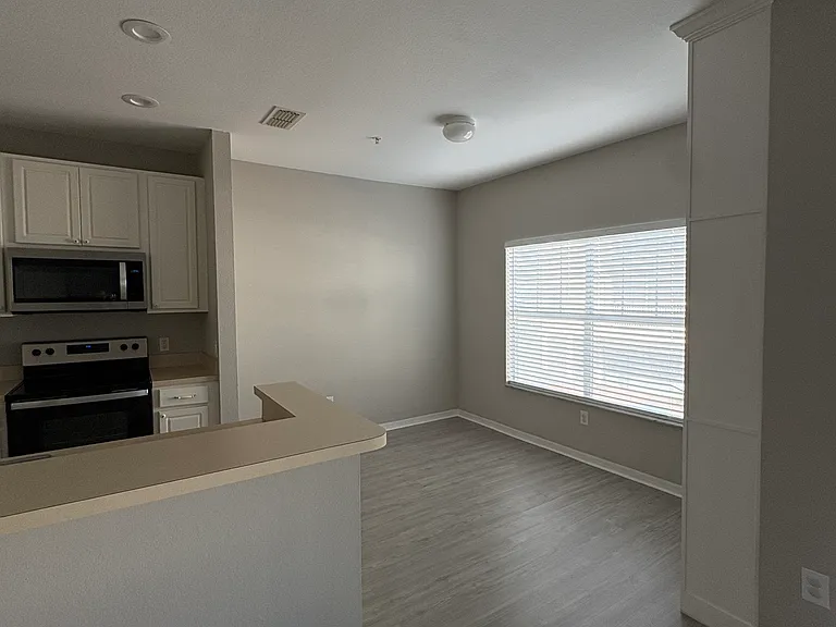 2550 Grand Central Pkwy #9 — Photo 3