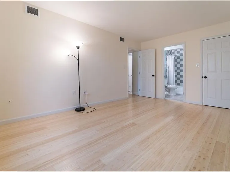 11 Dover Hall — Photo 3