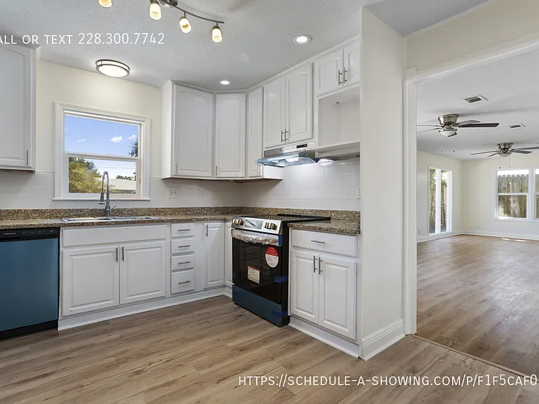 122 Carroll Ave — Photo 12